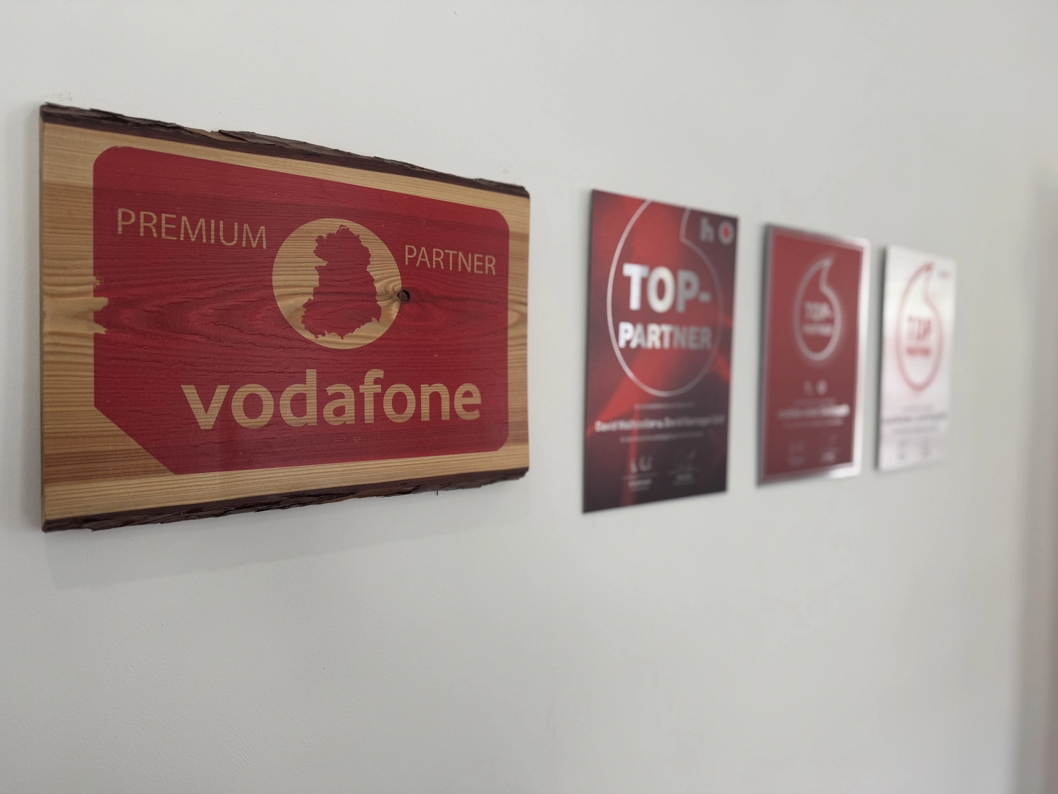 Mobile-color-Mobilfunkladen-Auszeichnungen und Plaketten, die ein Unternehmen als „Premium Partner“ und „Top Partner“ von Vodafone auszeichnen